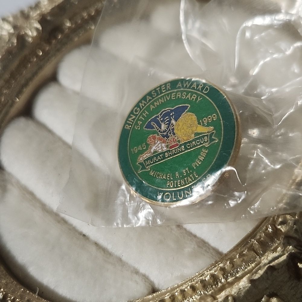 Ringmaster Award Green and Gold Volunteer Pin Murat Shriners